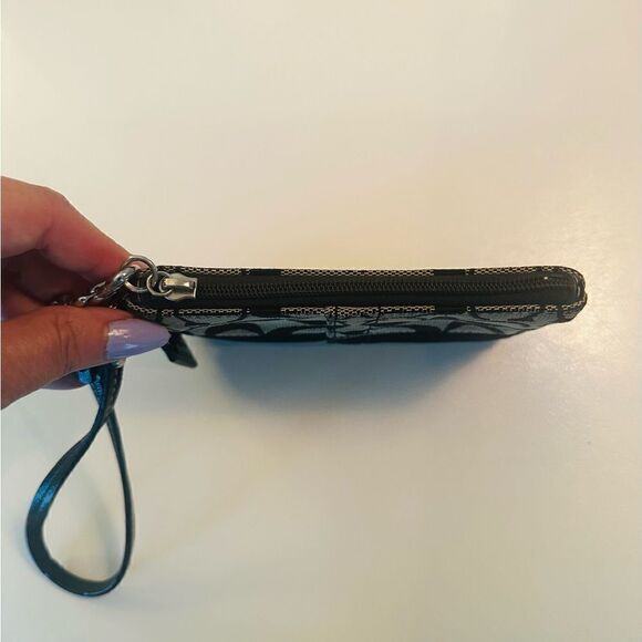 Coach signature canvas wristlet with leather strap. - Picture 4 of 6